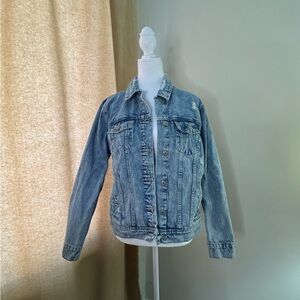 Old Navy distressed light wash denim jacket. Size: L
Great condition.